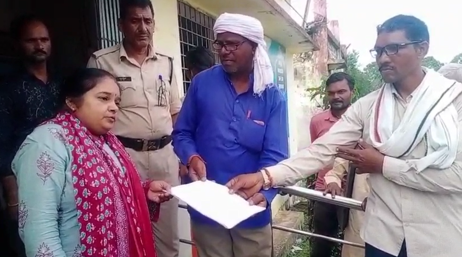 पानी नहीं मिलने से नाराज और परेशान हैं किसान