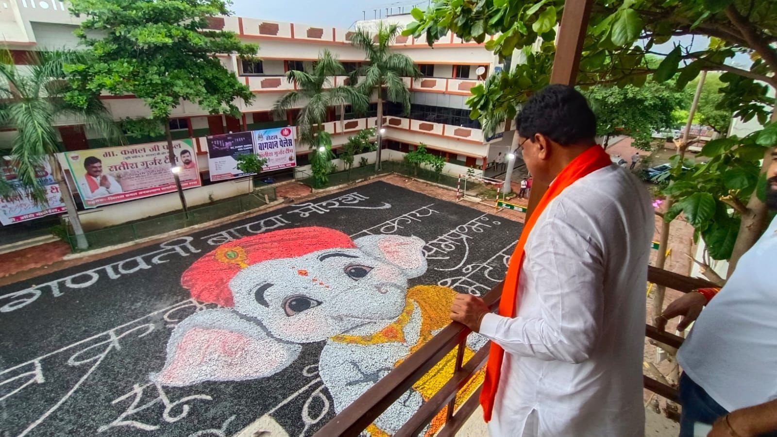 मोदक और लड्डुओं के साथ  प्रकट हुए भगवान गणेश