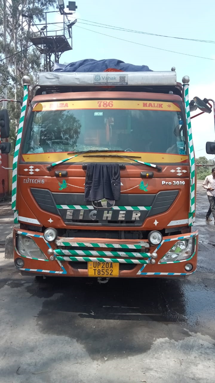 रोलर चुरा रहे कबाड़ियों पर पुलिस की दबिश