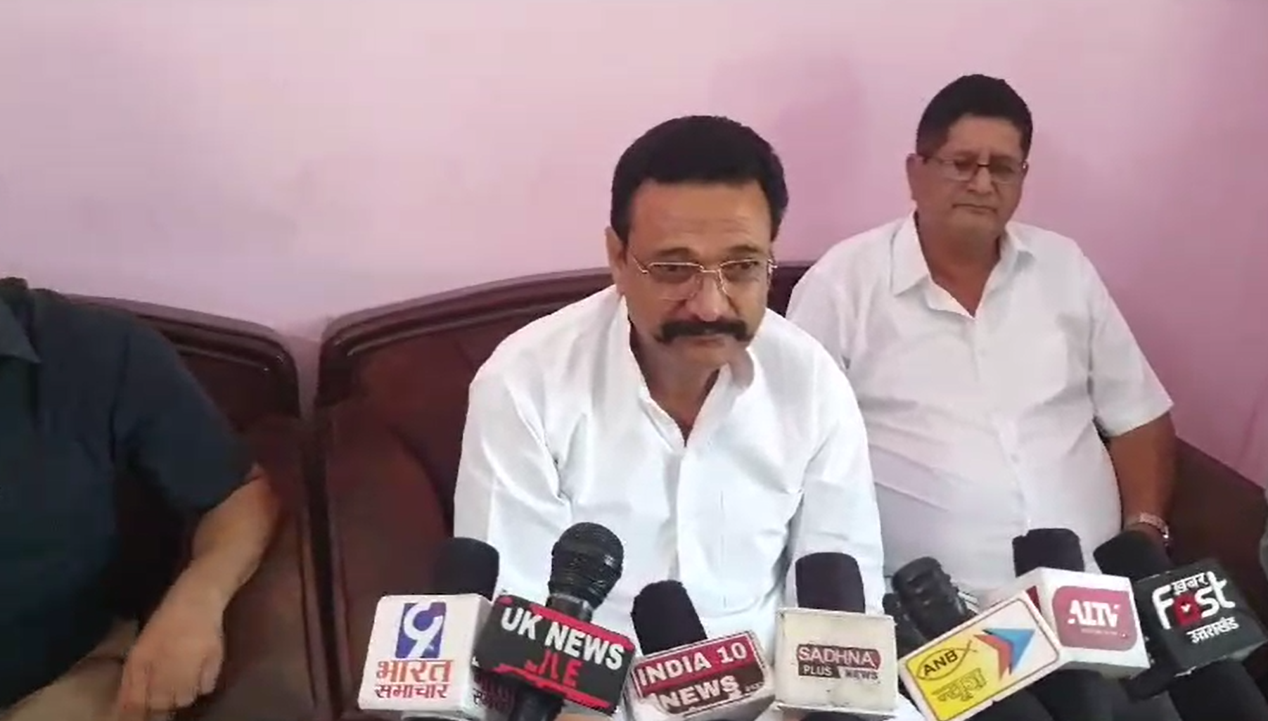 फ्लाईओवर का काम आधार पर लटका