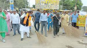स्वच्छता के लिए मंत्री ने किया श्रमदान