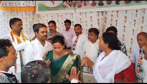मंच पर आपस में भिड़े कांग्रेस नेता