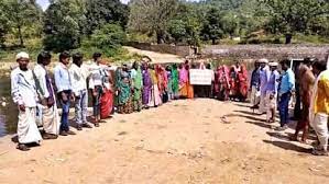 कलेक्टर को ज्ञापन,पुल नहीं बनने से ग्रामीण खफा