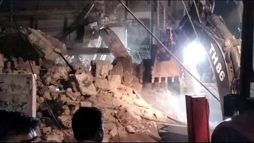 बहुमंजिला इमारत गिरी