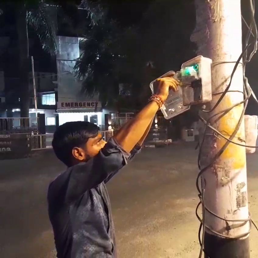 बिजली की चोरी करते पकड़ाया कर्मचारी