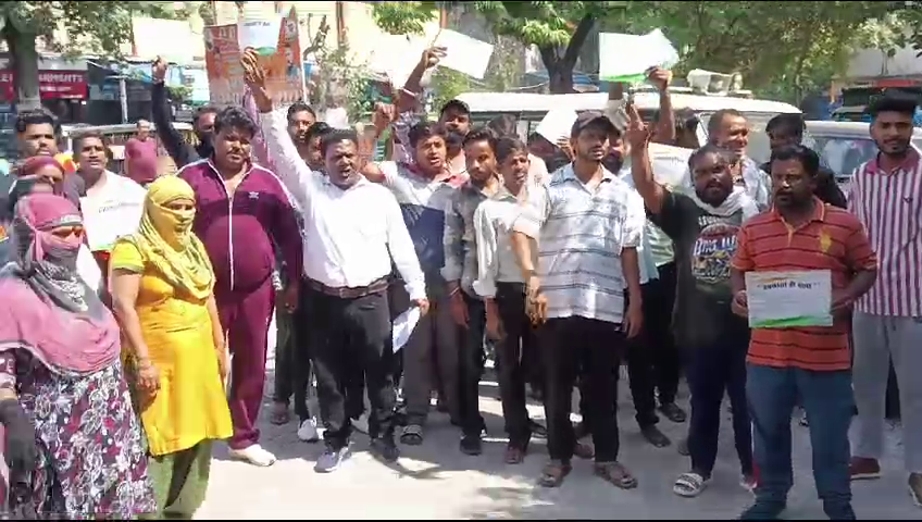 सफाई कर्मचारियों की नहीं मिल रहा मानदेय