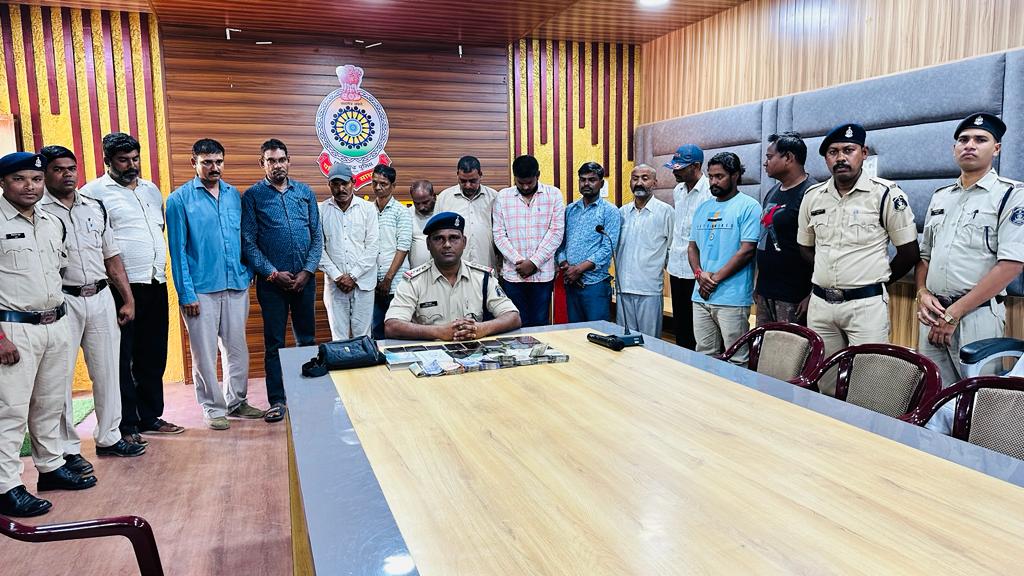 14 जुआरियों को रंगे हाथों  किया गिरफ्तार