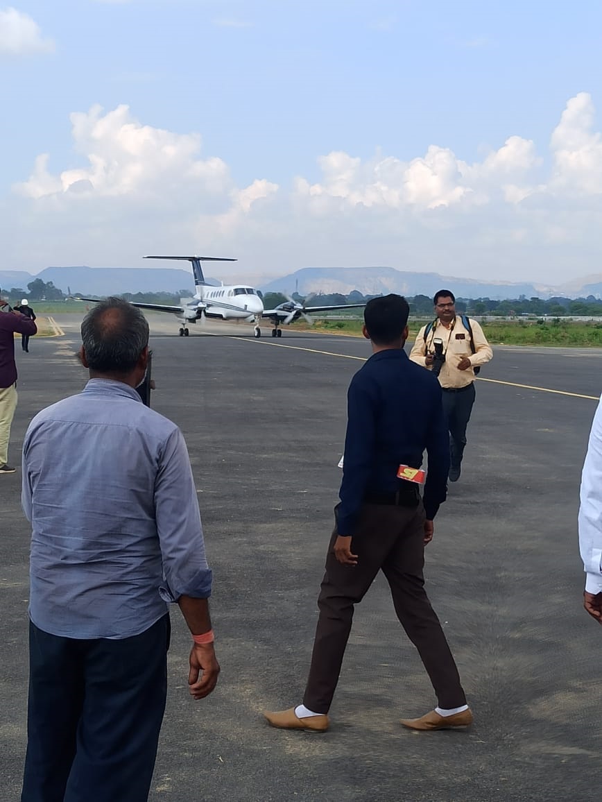 सिंगरौलिया हवाई पट्टी में उतरा 8 सीटर प्लेन