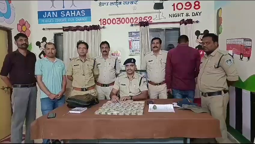 संदिग्ध बोलेरो कार से लाखो रुपए जब्त