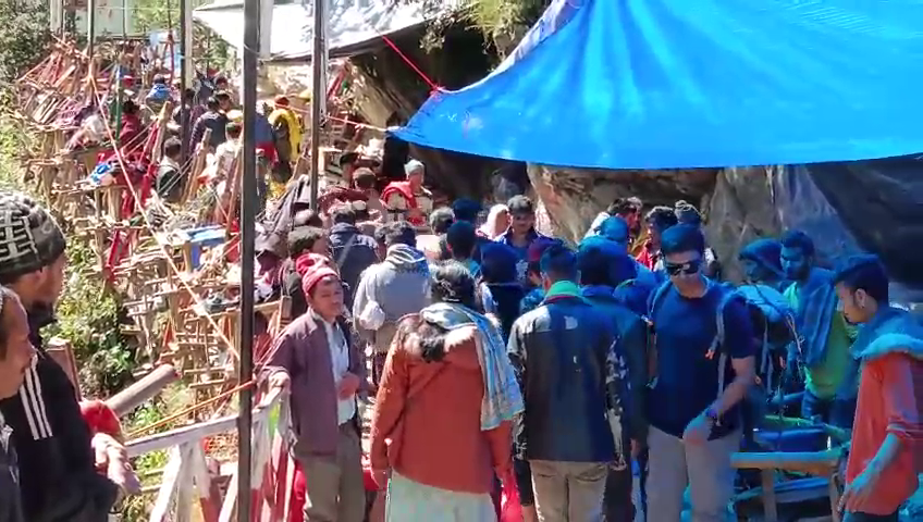 गंगोत्री-यमुनोत्री हाईवे लग रहा लम्बा जाम