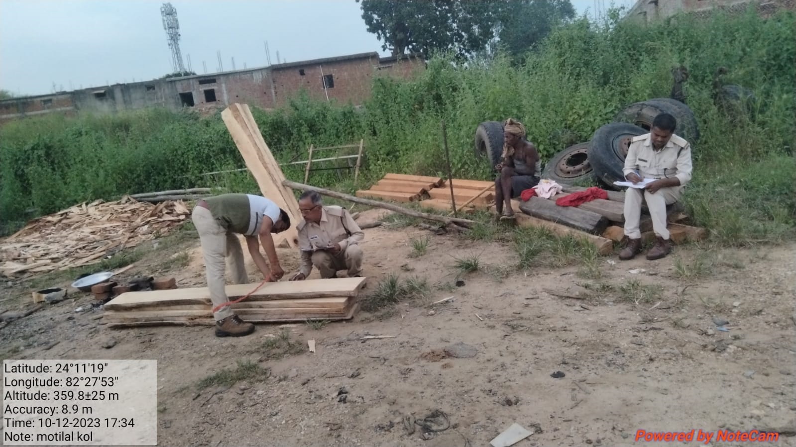 पार्षद के यहाँ से अवैध लकड़ी जप्त