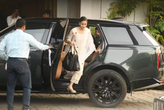 एयरपोर्ट में स्पॉट हुई रणबीर-आलिया की जोड़ी 