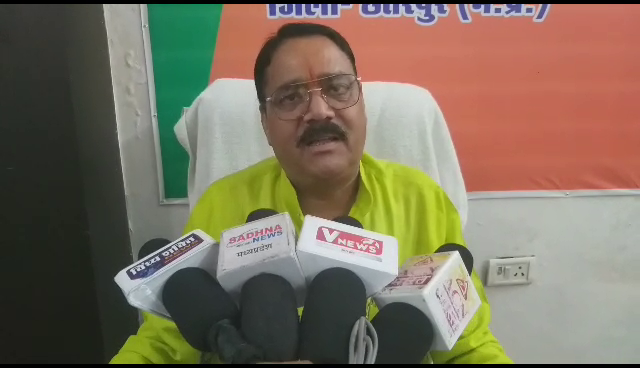 विधायक को बताया शराब कारोबारी