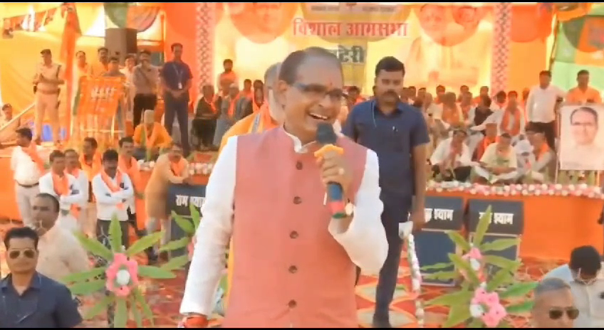 एक दूसरे के कपडे फड़वा रहे हैं कांग्रेसी