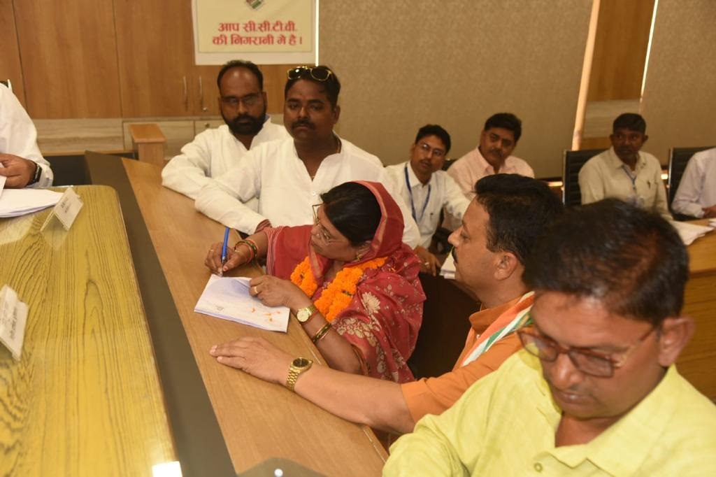 कांग्रेस की रेनू शाह ने भरा पर्चा