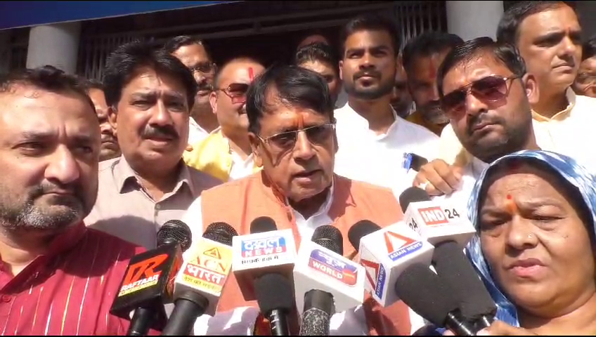 पीसी शर्मा ने नामांकन दाखिल किया