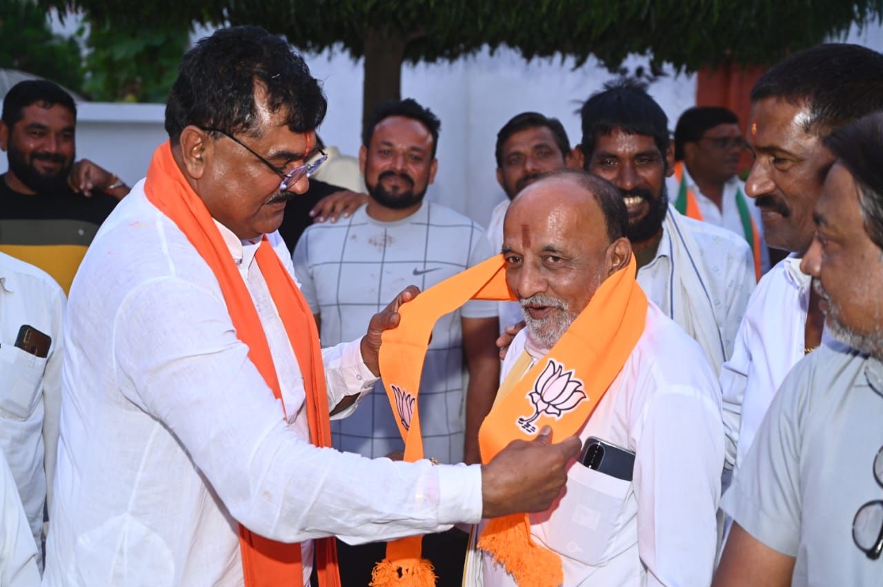 भाजपा नेता ने रखा करवाचौथ का व्रत