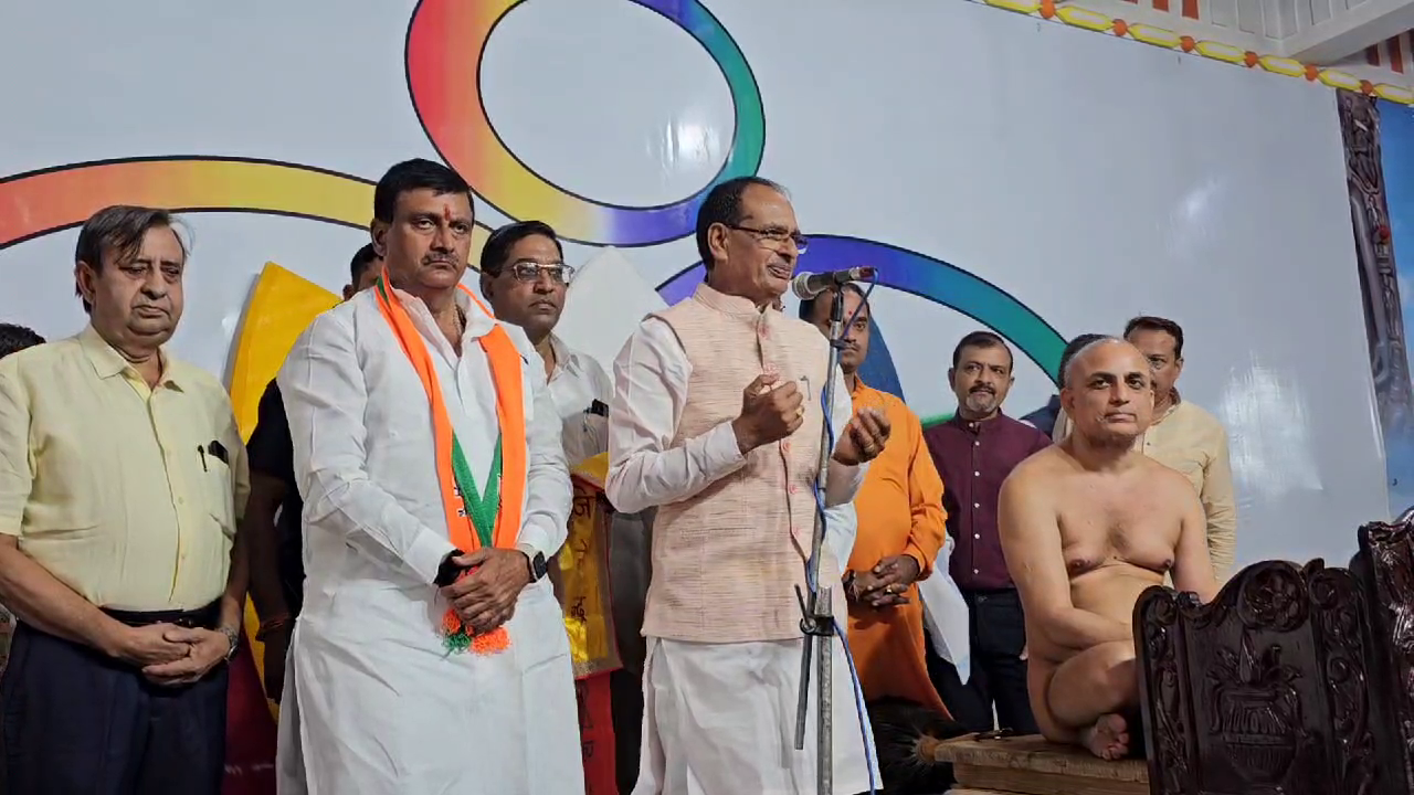 जैन मुनि प्रणम्य सागर महाराज से मिले मुख्यमंत्री