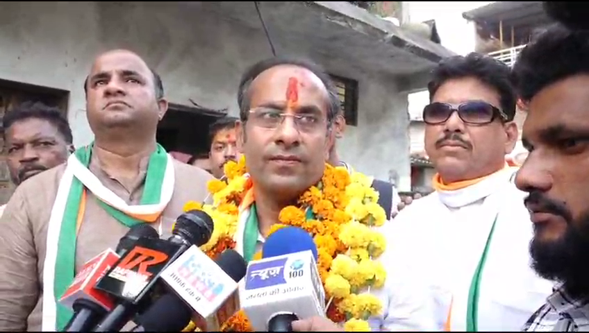 गोविंदपुर में खराब सड़क हैं, नाली नहीं है पानी नहीं है