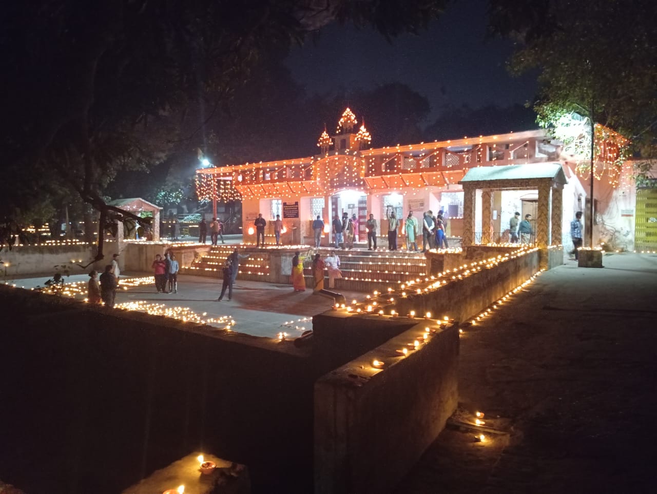 31 हजार दीप प्रज्ज्वलित कर मनाया दीपोत्सव  
