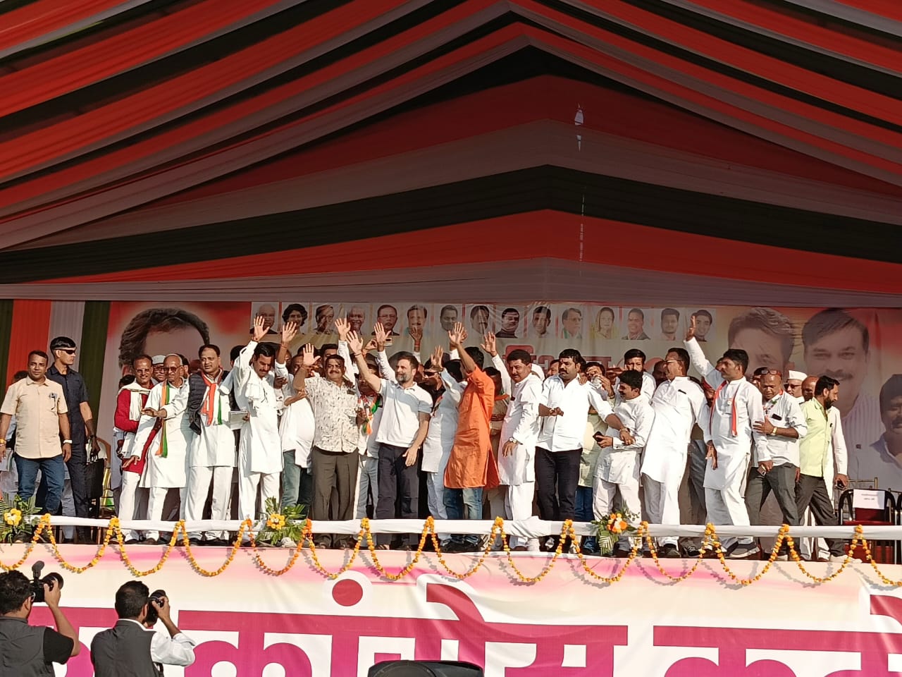 आदिवासियों पर अत्याचार कर रही भाजपा