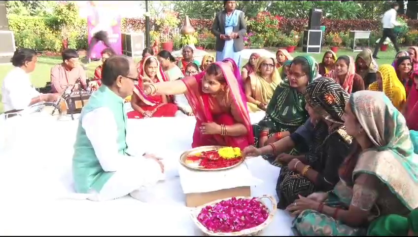 मुख्यमंत्री शिवराज ने मनाया भाई दूज