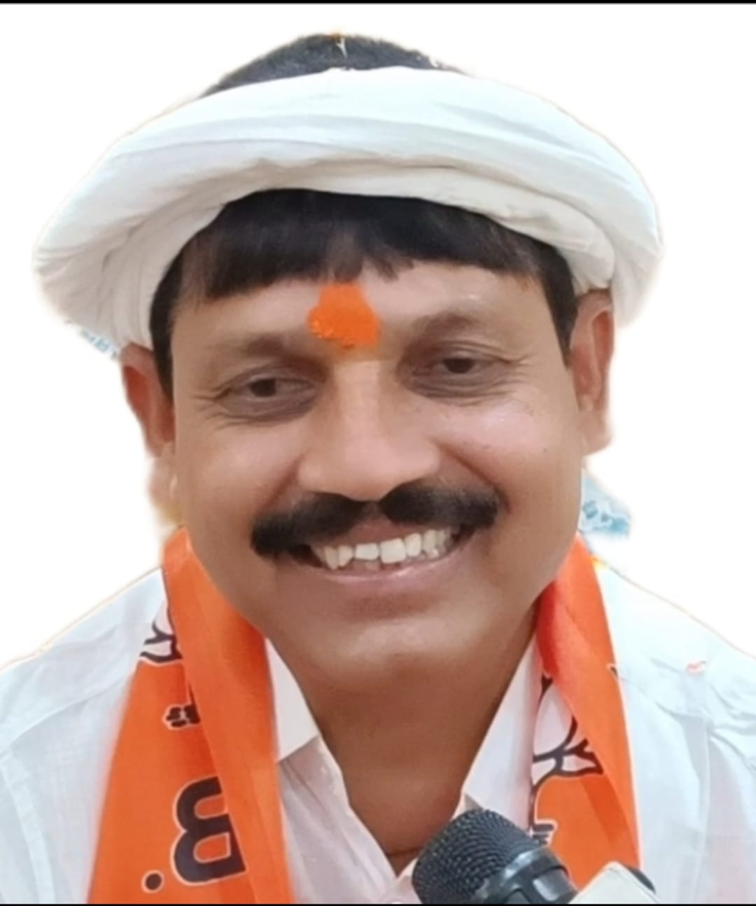 भाजपा प्रत्याशी की पत्नी खुलेआम बाट रही नोट