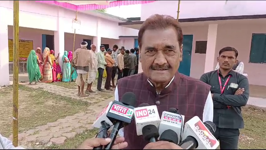 रामखेलावन पटेल ने किया मतदान