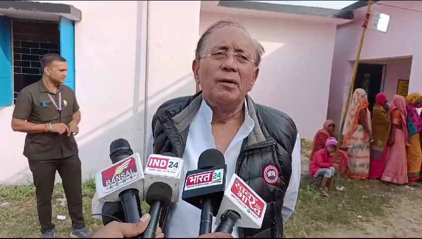 वोट डालने पहुंचे राजेंद्र कुमार सिंह