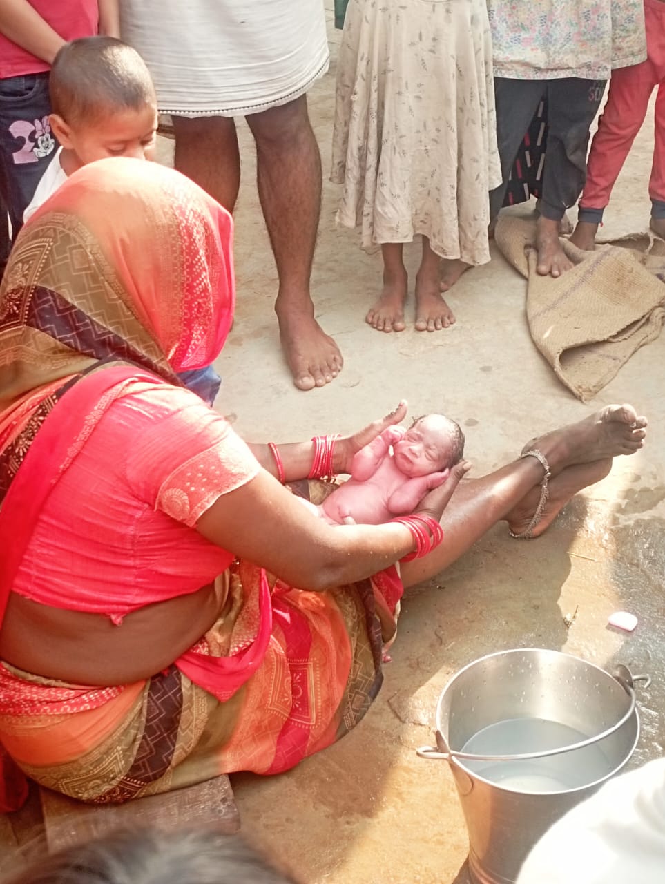 कलयुगी मां ने नवजात शिशु को फेंका