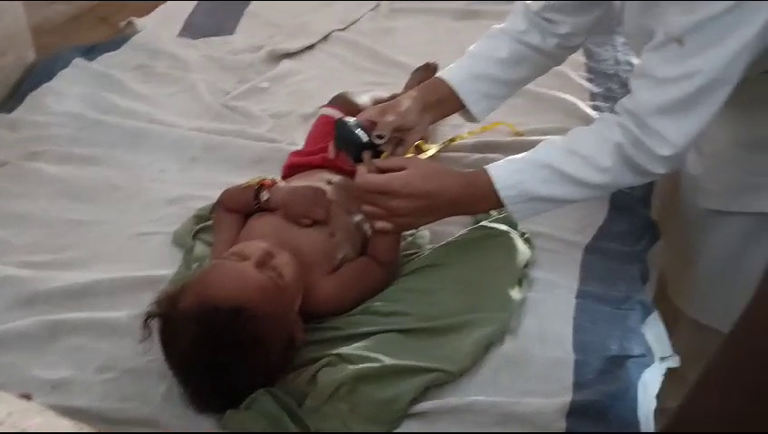 पानी से भरी बाल्टी में गिरी मासूम बच्ची