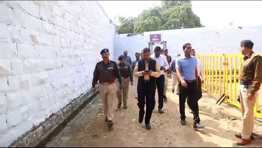 सीसीटीवी कैमरे की निगरानी में ईवीएम