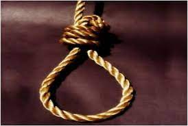 फांसी के फंदे में झूला शख्स