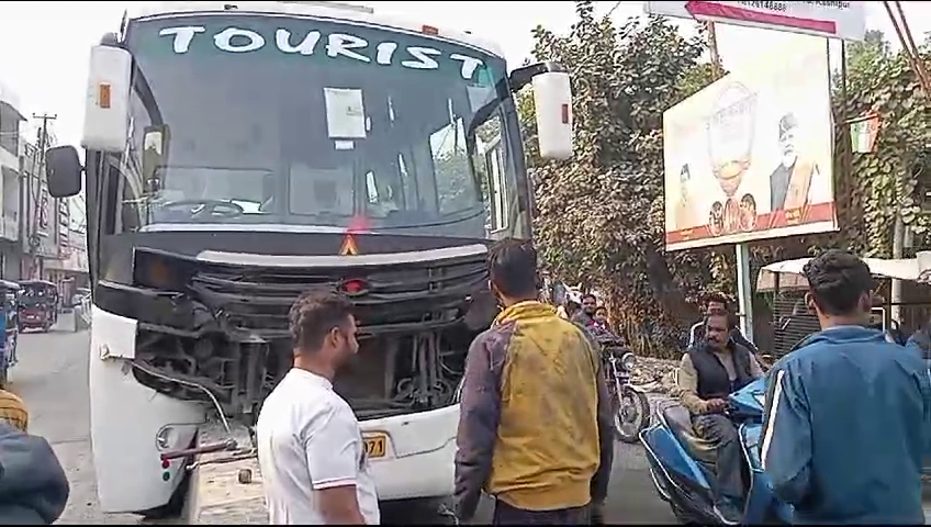 दिल्ली से जिम कार्बेट जा रही बस टकराई