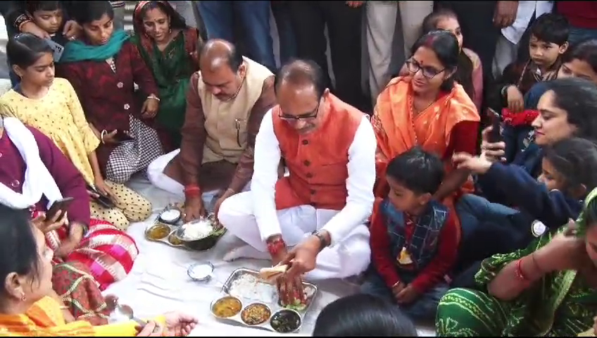 महिलाओं के बीच पहुंचे मुख्यमंत्री शिवराज