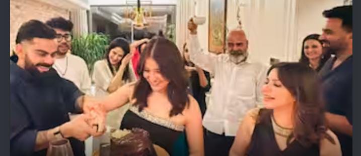 अनुष्का और विराट ने मनाई शादी की सलगिरा 