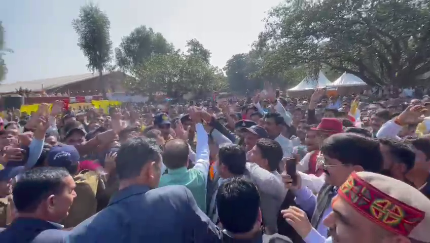 अब भी सबसे लोकप्रिय शिवराज