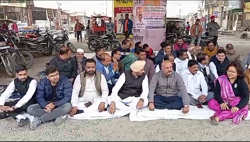 फ्लाई ओवर को लेकर कांग्रेस ने किया प्रदर्शन