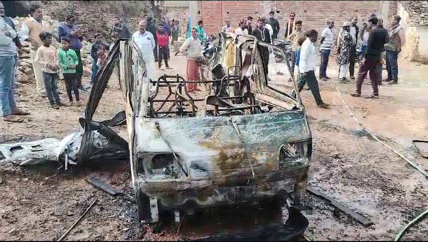 छतरपुर में मारुती वैन में लगी आग