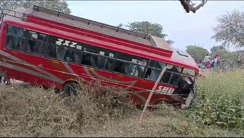 पानी पीते माँ बेटे को मारी टक्कर