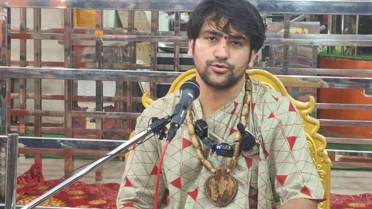 कौन डाल  रहा है धीरेन्द्र शास्त्री पर शादी का दबाव