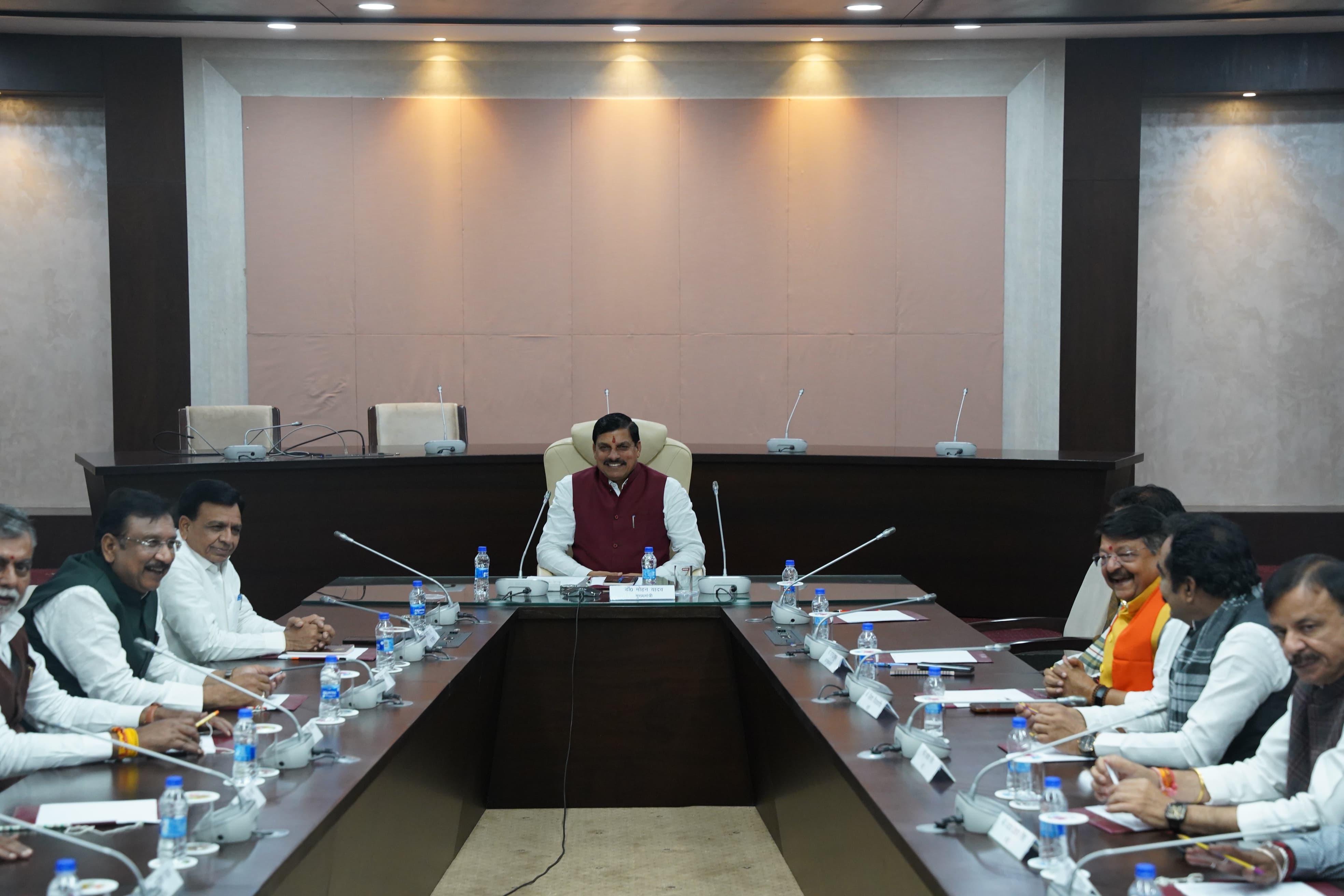 अपने मंत्रियों के साथ बैठे मोहन यादव