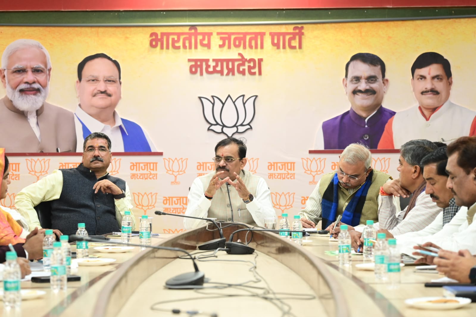 हार में न जीत में किंचित नहीं भयभीत मैं