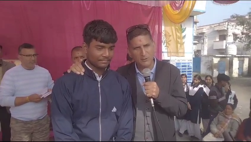 लंदन से आये समाजसेवी ने की  विद्यार्थियों की मदद