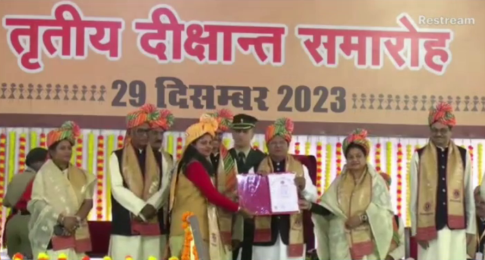 अलका सिंह को मांगूभाई पटेल द्वारा दिया गया गोल्ड मेडल