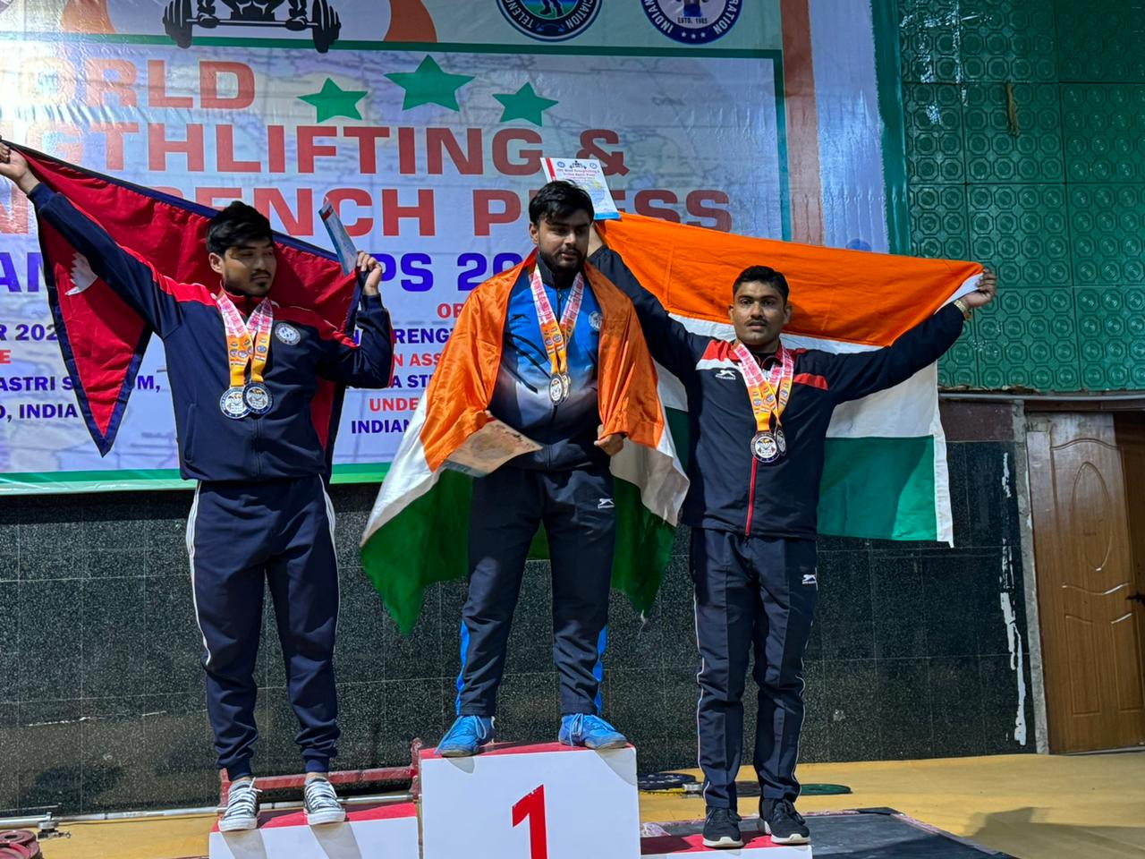 मोहित गर्ग ने आरक्षक सितलेश पटेल को दी बधाई