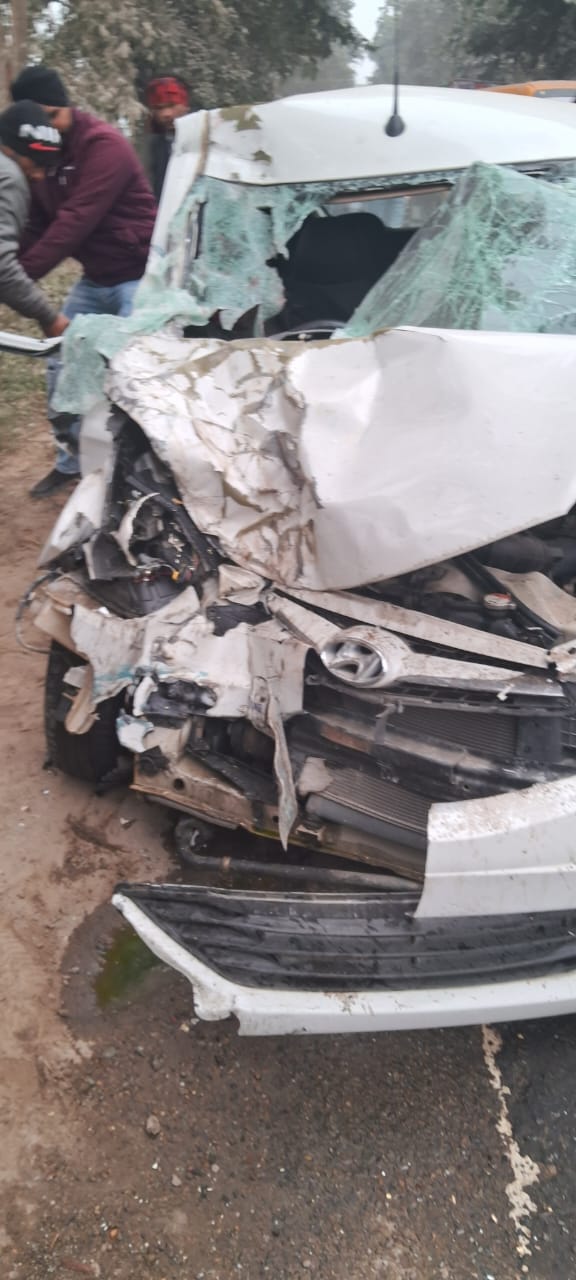 डम्पर की टक्कर से कार के परखच्चे उड़े