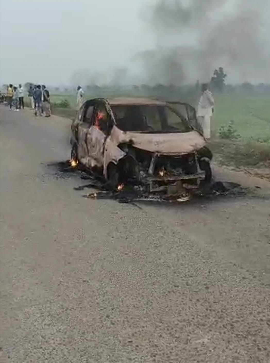 चलती कार में अचानक लगी आग