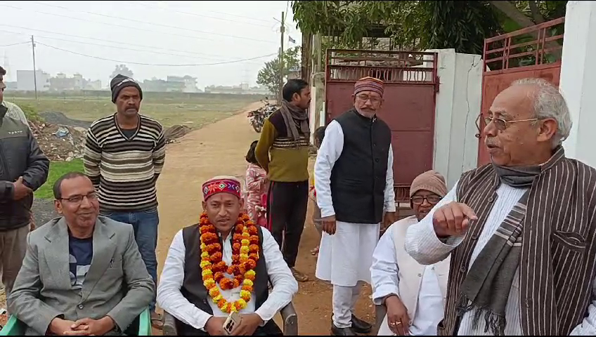 पार्षद अनिल वैश्य का लोगों  ने किया सम्मान  