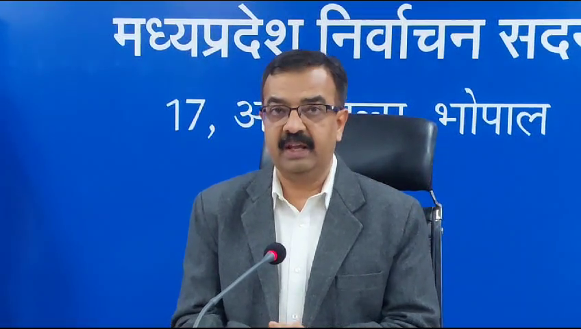 निर्वाचन आयोग लग रहा है विशेष कैंप